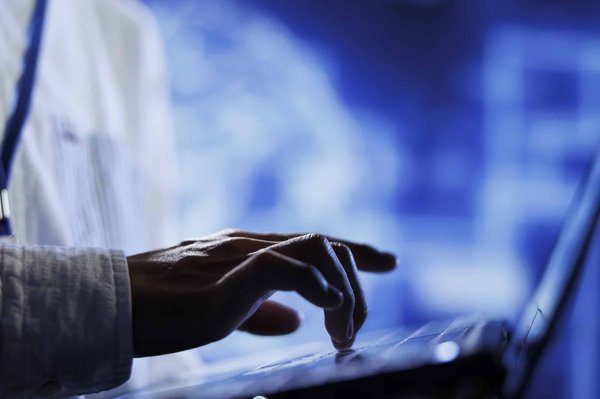 Maîtrisez les dernières tendances en IA pour propulser votre carrière vers de nouveaux horizons